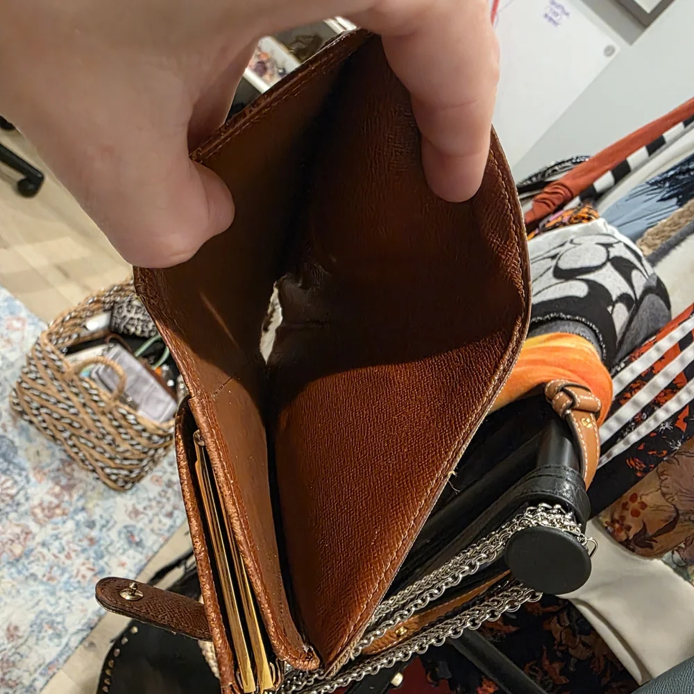 Louis Vuitton Damier Kisslock Monogram Wallet - Picture 9 of 11